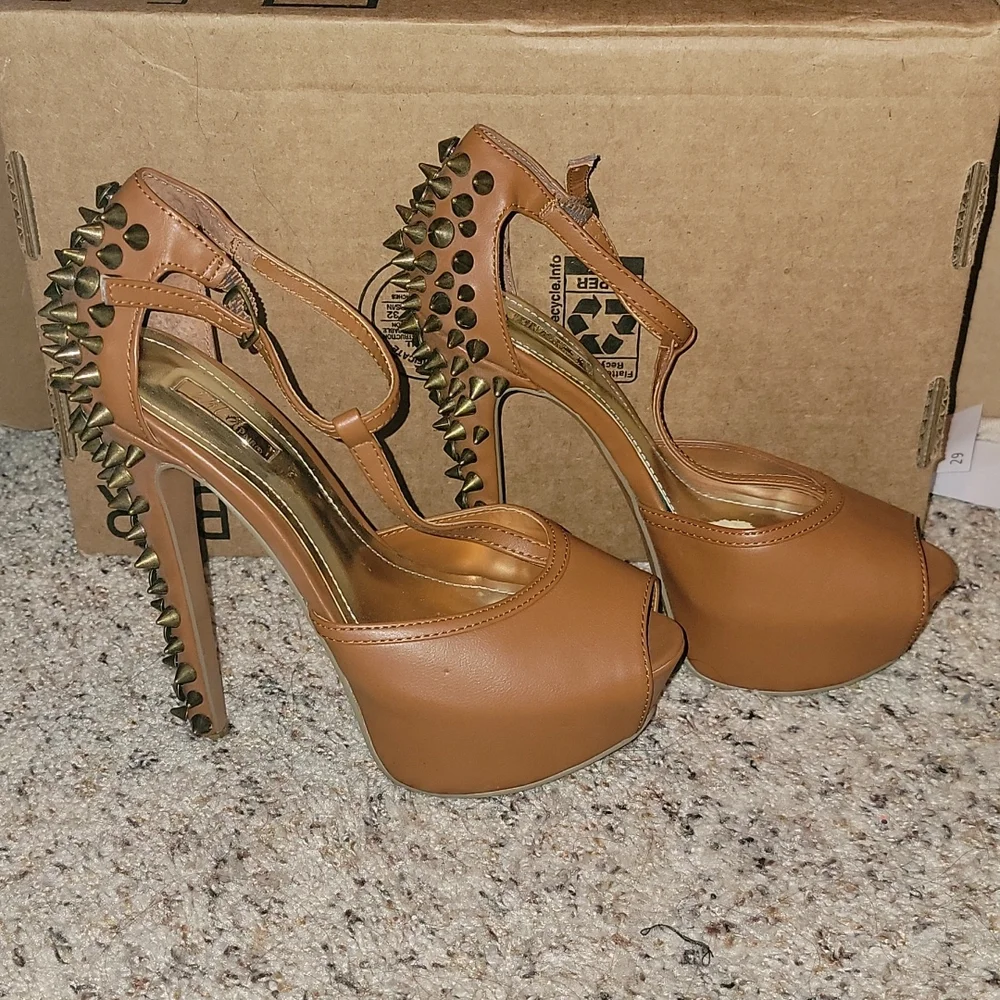 Shoes - Picture 2 of 4